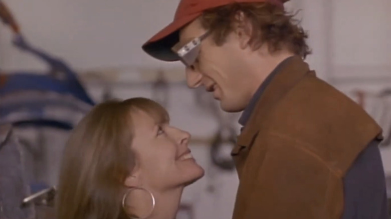 Anna Dunlap de Diane Keaton regarde Leo Cutter de Liam Neeson alors qu'ils s'embrassent dans The Good Mother