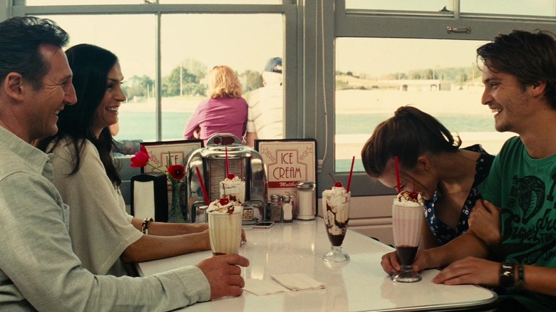 లియామ్ నీసన్ యొక్క బ్రయాన్ మిల్స్ మాగీ గ్రేస్ యొక్క కిమ్ మిల్స్, ఫామ్కే జాన్సెన్ యొక్క లెనోర్ మిల్స్-సెయింట్ జాన్ మరియు ల్యూక్ గ్రిమ్స్ యొక్క జామీ కాన్రాడ్ టేకెన్ 2లో డైనర్ టేబుల్ చుట్టూ కూర్చున్నారు