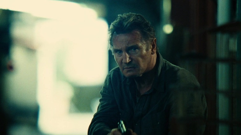 లియామ్ నీసన్ యొక్క బ్రయాన్ మిల్స్ మాగీ గ్రేస్ యొక్క కిమ్ మిల్స్, ఫామ్కే జాన్సెన్ యొక్క లెనోర్ మిల్స్-సెయింట్ జాన్ మరియు ల్యూక్ గ్రిమ్స్ యొక్క జామీ కాన్రాడ్ టేకెన్ 2లో డైనర్ టేబుల్ చుట్టూ కూర్చున్నారు