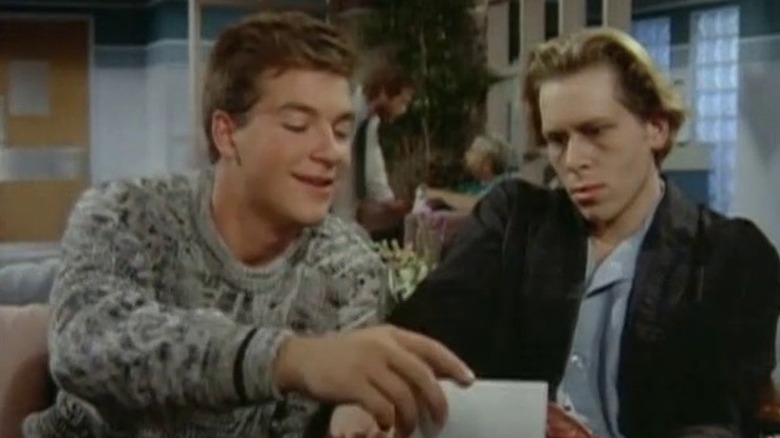 Jason Bateman holding a card in The Hogan Family