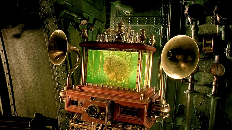 Een onstoffelijk brein in een tank, geflankeerd door twee luidsprekers, in The City of Lost Children