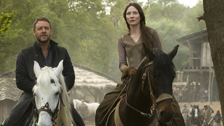 Russell Crowe as Robin and Cate Blanchett as Marian riding horses in Robin Hood (2010)