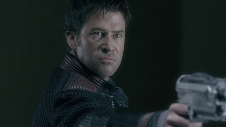 Joe Flanigan's Hondo points a blaster in Métal Hurlant Chronicles
