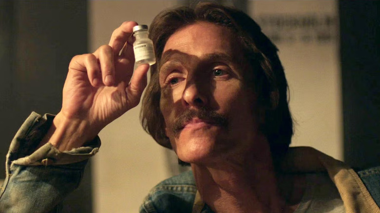 Bob Woodruff holding up a vial of medicine in Dallas Buyers Club