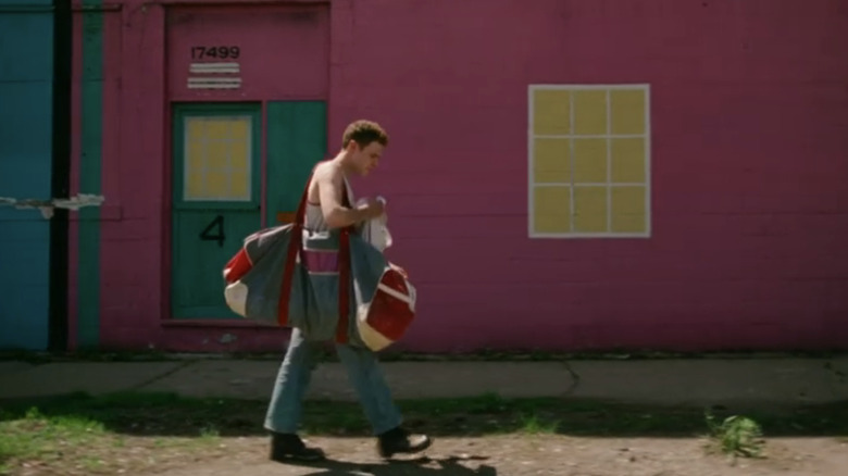 ఇయాన్ డి కాస్టెకర్స్ బోన్స్ లాస్ట్ రివర్‌లోని రంగురంగుల పరిసరాల్లో నడుస్తుంది