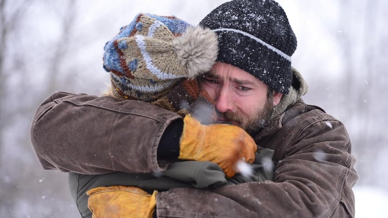 మాథ్యూ లేన్‌గా ర్యాన్ రేనాల్డ్స్ ది క్యాప్టివ్‌లో కాసాండ్రా లేన్‌గా అలెక్సియా ఫాస్ట్‌ని కౌగిలించుకున్నాడు