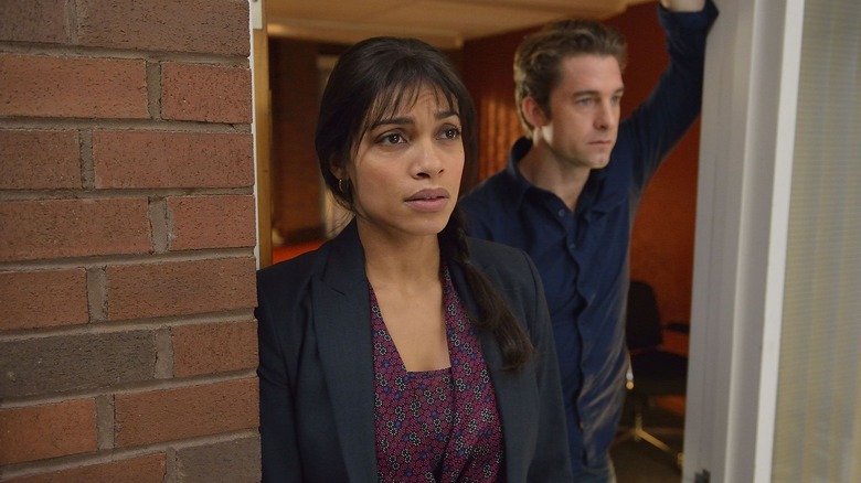 నికోల్ డన్‌లాప్‌గా రోసారియో డాసన్ మరియు జెఫ్రీ కార్న్‌వాల్‌గా స్కాట్ స్పీడ్‌మాన్ ది క్యాప్టివ్‌లోని ఇంటి గుమ్మంలో నిలబడి ఉన్నారు