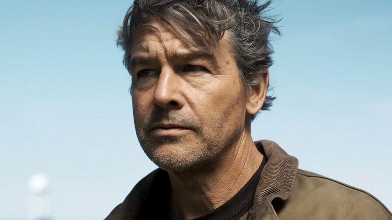 Kyle Chandler's Hal Jordan is seen against a blue sky in Lanterns