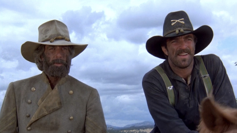 Mac Traven van Tom Selleck rijdt naast Dal Traven van Sam Elliott in The Shadow Riders