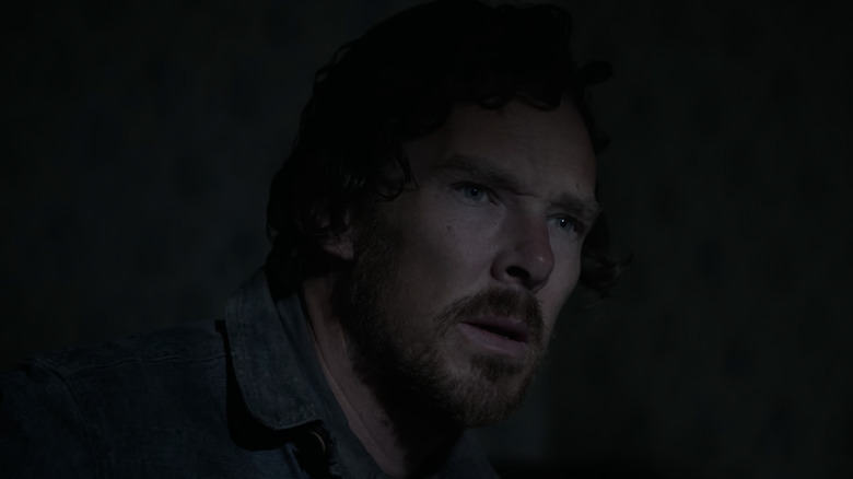 బెనెడిక్ట్ కంబర్‌బ్యాచ్ యొక్క ఫిల్ బర్బ్యాంక్ ది పవర్ ఆఫ్ ది డాగ్‌లో తక్కువ కాంతిలో మెల్లగా కనిపించాడు