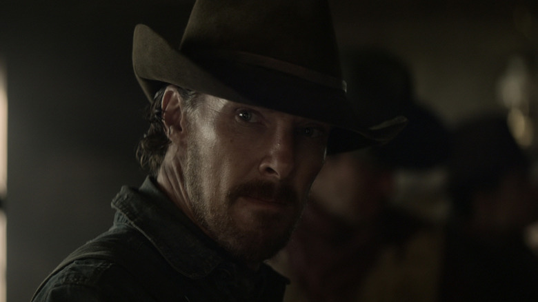 బెనెడిక్ట్ కంబర్‌బ్యాచ్ యొక్క ఫిల్ బర్బ్యాంక్ ది పవర్ ఆఫ్ ది డాగ్‌లో బార్‌లో నిల్చున్నప్పుడు క్లోజప్‌లో కనిపించాడు