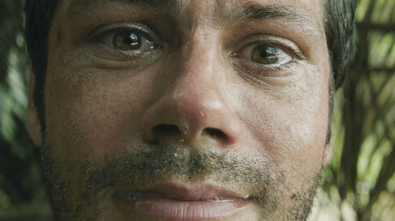 Un gros plan de Dylan O'Brien dans le rôle de Bradley alors qu'il est paralysé dans Envoyer de l'aide