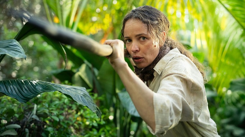 Rachel McAdams als Linda die een stok vasthoudt terwijl ze op jacht is naar een zwijn in Send Help