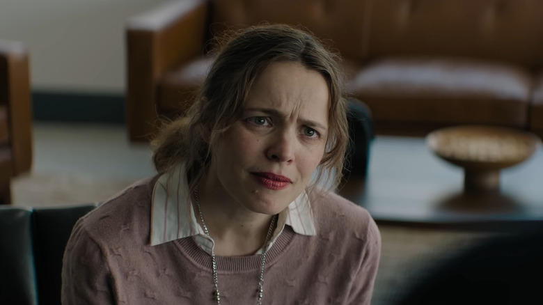 லிண்டா லிடில் அலுவலகத்தில் கோபமாகப் பார்க்கிறார்