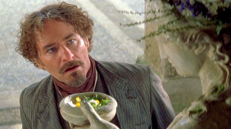 Bottom looking at a statue in awe in A Midsummer Night's Dream (1999)