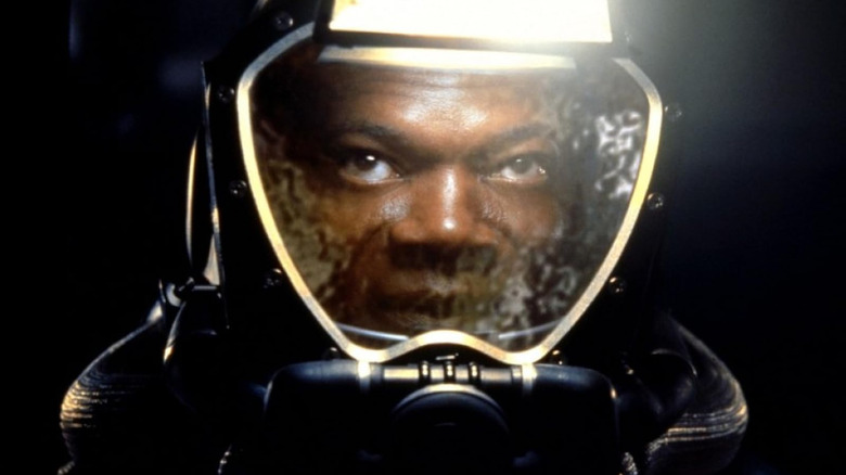 Samuel L. Jackson alors qu'Harry regarde la sphère dans Sphere