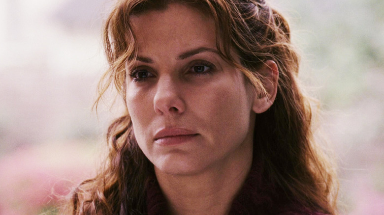 Sandra Bullock's Linda Hanson looks across frame in closeup in Premonition