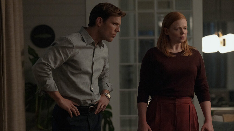 Peter en Marissa kijken boos in hun woonkamer tijdens All Her Fault