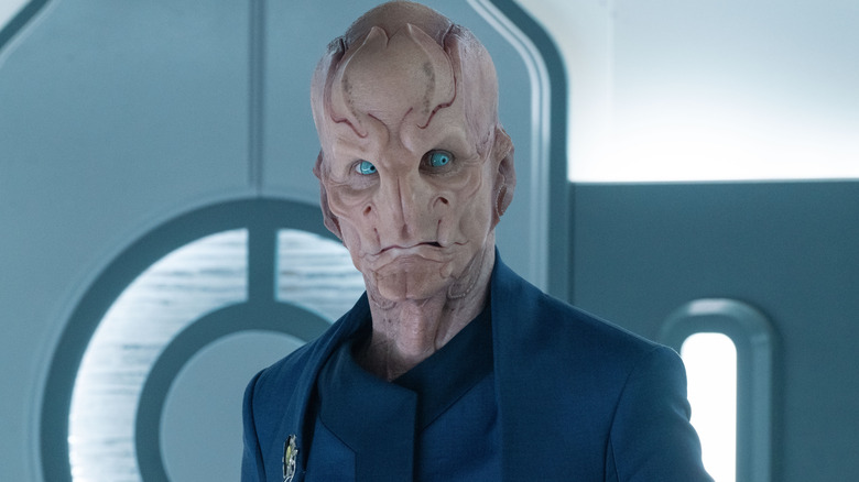 Saru glancing sideways on Star Trek: Discovery