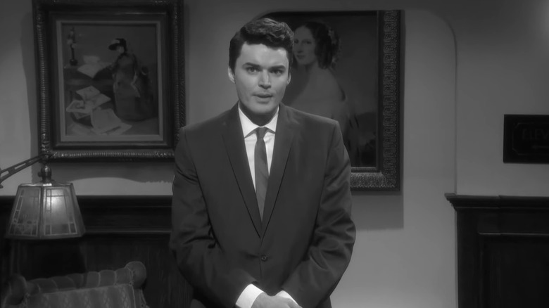 Michael Longfellow se hace pasar por Rod Serling en Saturday Night Live