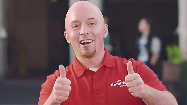 SafeLite technician (Beck Bennett) giving thumbs-up on Saturday Night Live