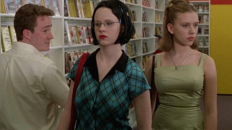 ఎనిడ్ మరియు రెబెక్కా ఘోస్ట్ వరల్డ్‌లో కలిసి ఒక దుకాణంలోకి ప్రవేశించారు