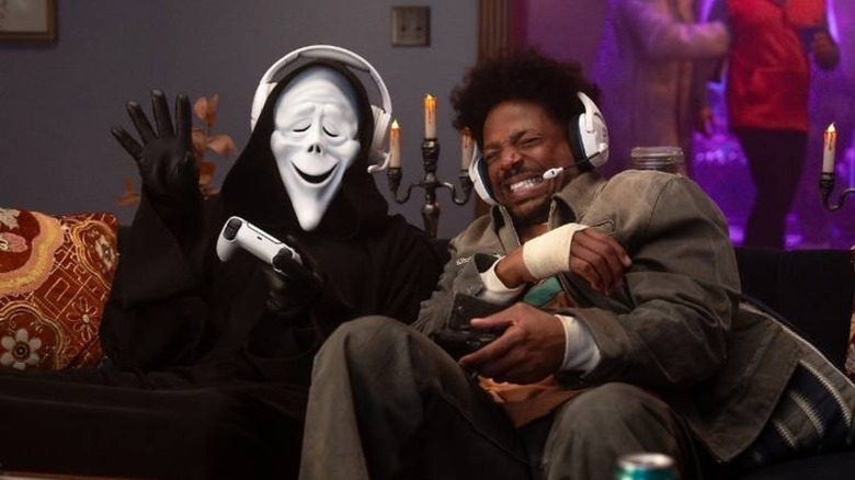 Ghostface playing video games with Shorty in Scary Movie