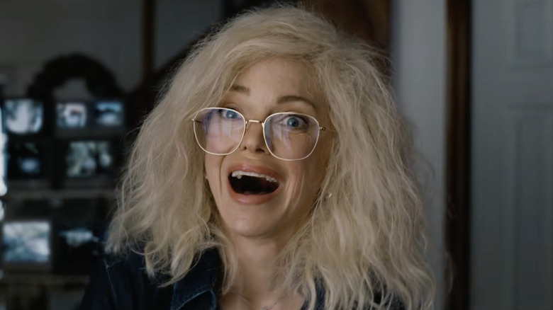 Anna Faris as Cindy Campbell looking like Jamie Lee Curtis from Halloween (2018) in Scary Movie 6