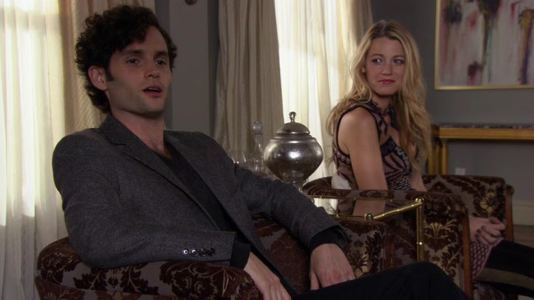 Dan and Serena sitting together in Gossip Girl (2012)
