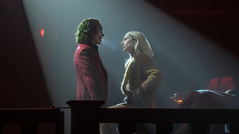 Joker and Harley spotlit in a courtroom in Joker: Folie a Deux (2024)