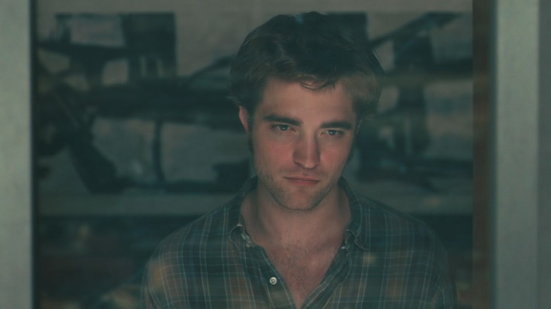 Robert Pattinson as Tyler staring out a window in Remember Me (2010)
