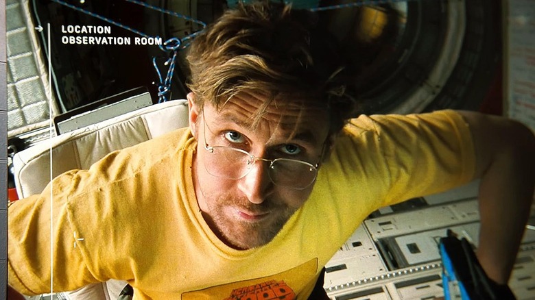 Ryan Gosling als Ryland Grace die een bericht opneemt in Project Hail Mary