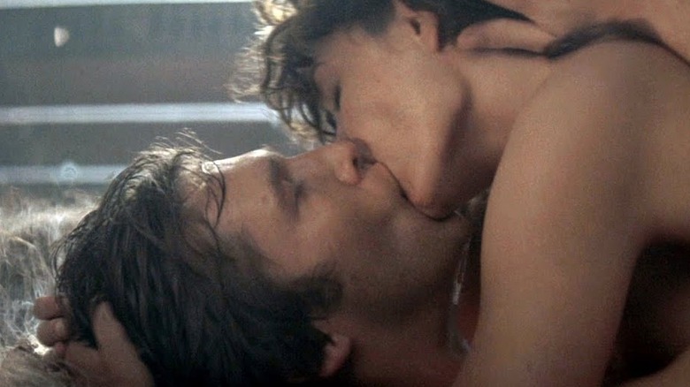 Jeff Bridges and Karen Allen kiss in "Starman"