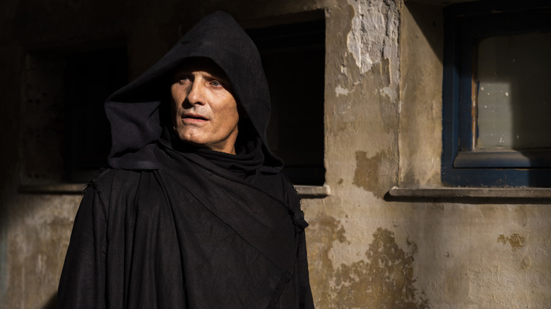 Viggo Mortensen in hood