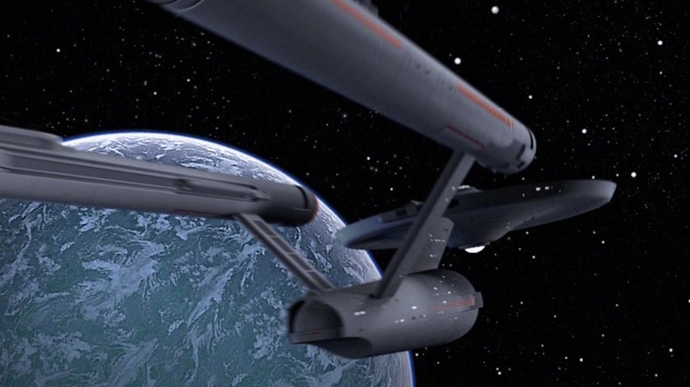 யுஎஸ்எஸ் எண்டர்பிரைஸ் ஸ்டார் ட்ரெக்கில் பனி நிறைந்த உலகின் சுற்றுப்பாதையில் நுழைகிறது