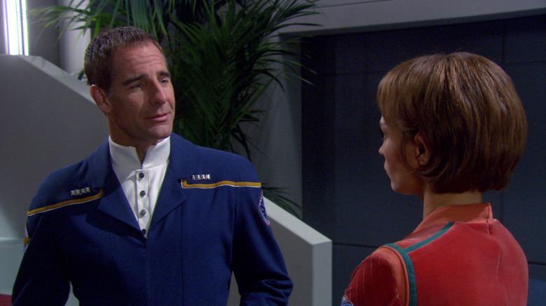Capitão Archer em desgaste formal conversando com T'pol em Star Trek: Enterprise