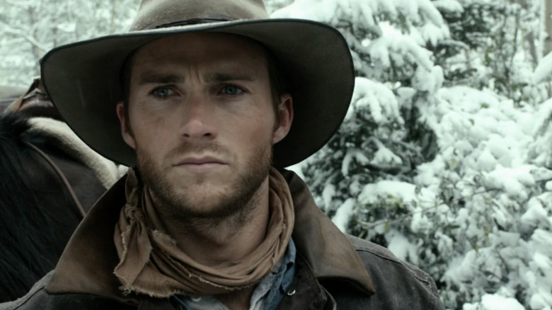 Jackson de Scott Eastwood regarde à sa droite en gros plan sur un fond enneigé dans Diablo