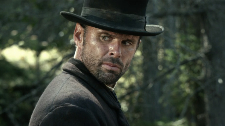 Ezra de Walton Goggins regarde par-dessus son épaule en gros plan dans Diablo