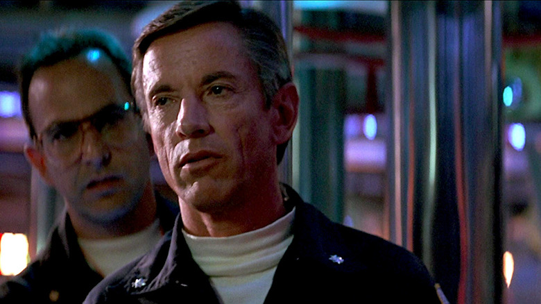 Scott Glenn addresses his crew in The Hunt for Red October