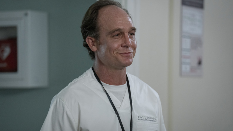 స్క్రీమ్ 7లో మెంటల్ ఇన్‌స్టిట్యూషన్‌లో స్క్రబ్స్ ధరించిన మార్కోగా ఏతాన్ ఎంబ్రీ