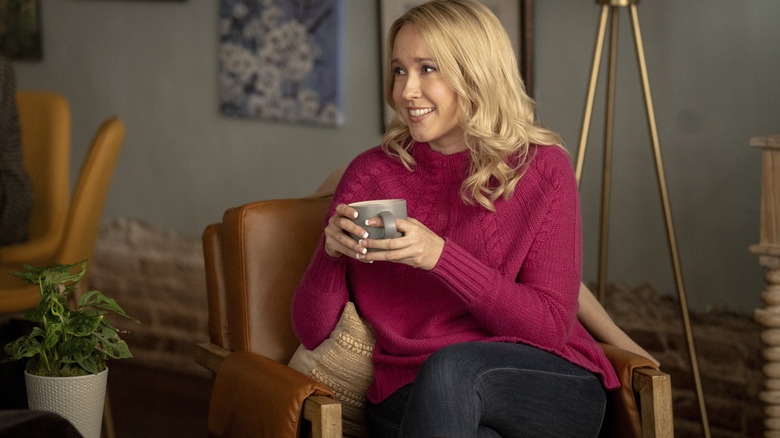 స్క్రీమ్ 7లో జెస్సికా బౌడెన్‌గా అన్నా క్యాంప్ కుర్చీలో కూర్చుని కాఫీ తాగుతోంది