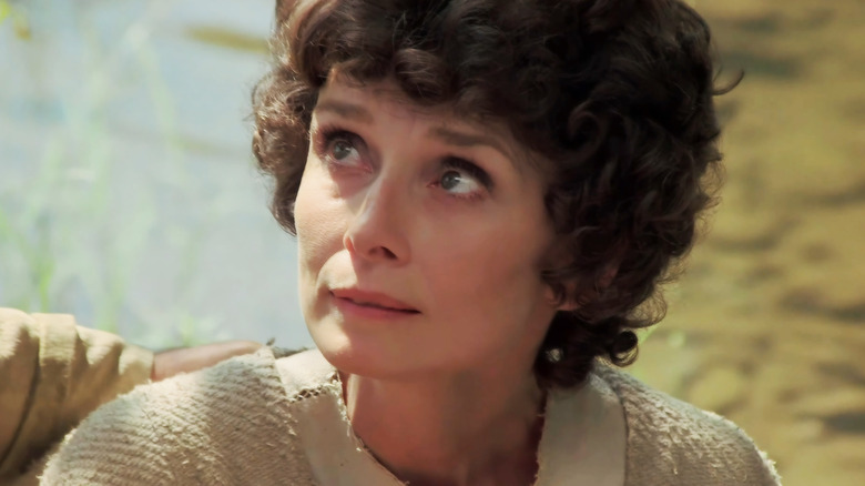 Lady Marian d'Audrey Hepburn lève les yeux en gros plan dans Robin et Marian