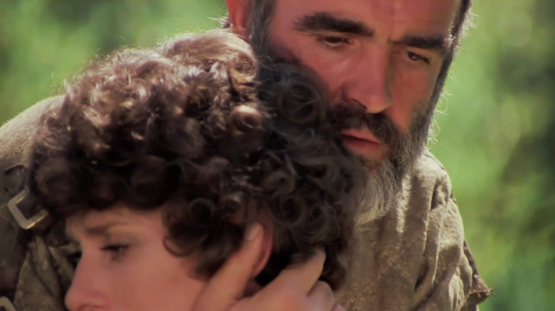 Robin des Bois de Sean Connery embrasse Lady Marian d'Audrey Hepburn sur un fond vert flou dans Robin et Marian