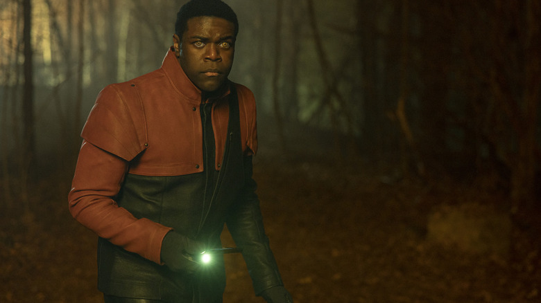 Quasi, with yellow eyes, shines a flashlight in the forest in Star Trek: Chapter 31