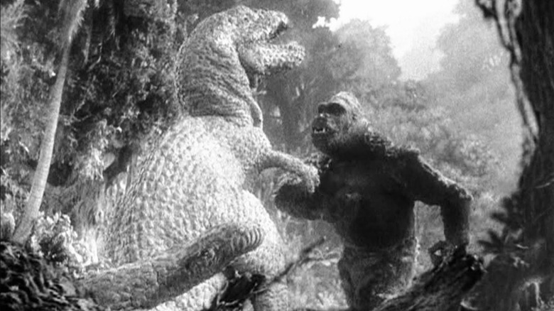King Kong fighting dinosaur