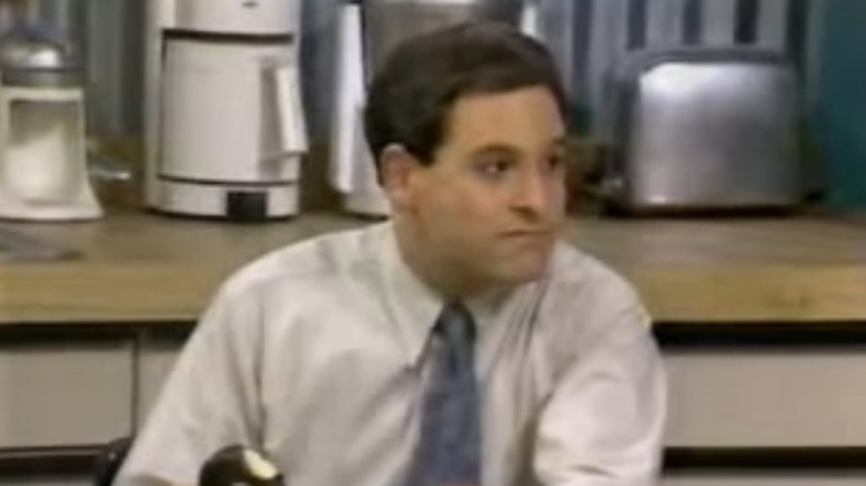 Julian Beeby assis à une table de cuisine dans Everything's Relative