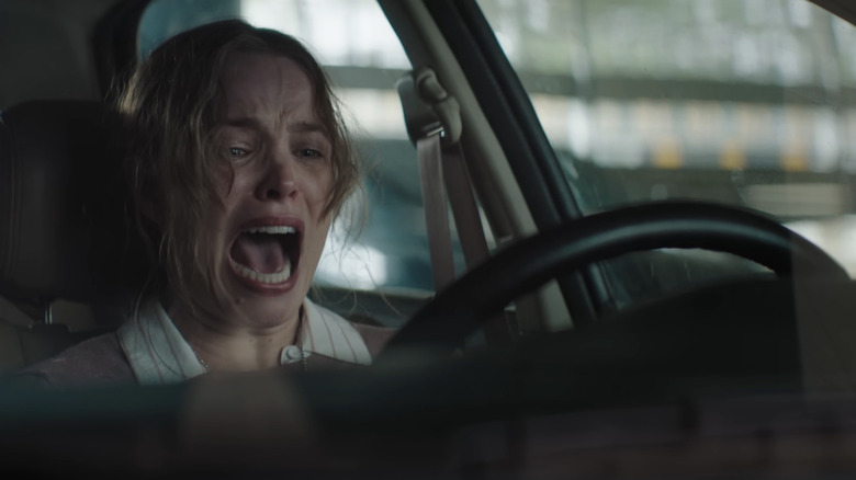 Linda Liddle crie dans sa voiture dans Envoyer de l'aide