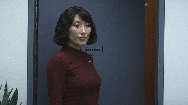 Dichen Lachman como Sra. Casey/Gemma do lado de fora de sua porta do escritório na Severance Temporada 1