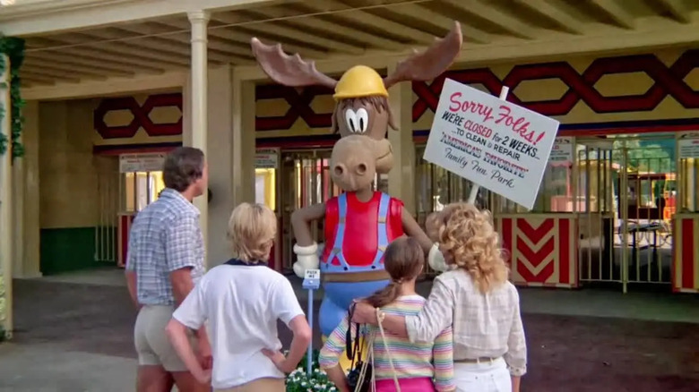 Chevy Chase Beverly D'Angelo Anthony Michael Hall Dana Barron in front of sign National Lampoon's Vacation