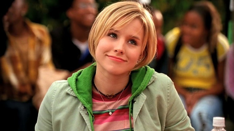 Veronica Mars (Kristen Bell) smiles with her head tilted outside in Veronica Mars